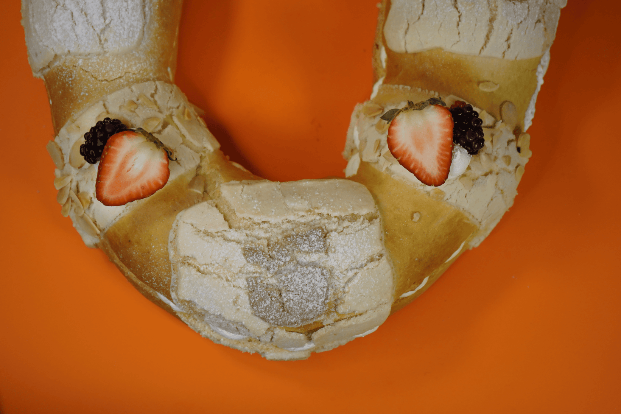 Rosca Frutos Rojos view 2